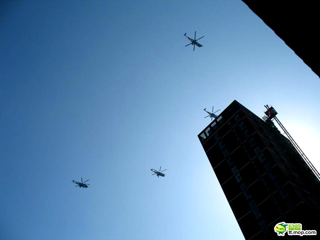 高清图—福建上空惊现大量直升机战斗机群