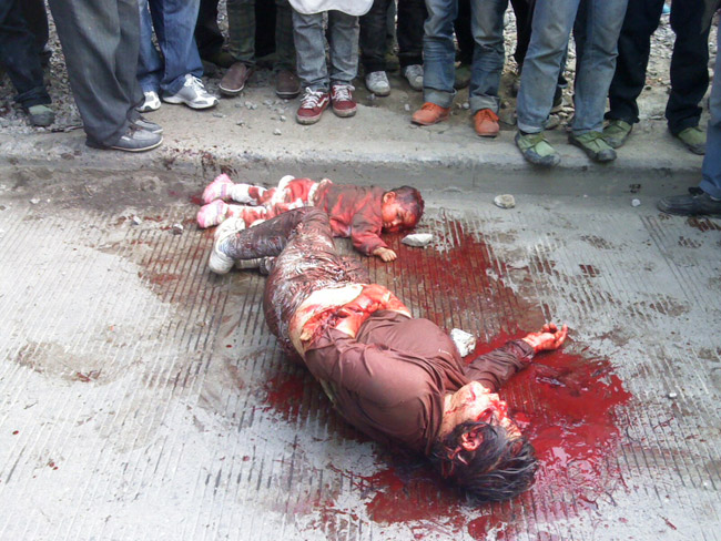 高清图—20121022贵州遵义男子菜刀狂砍妇女小孩后被群殴