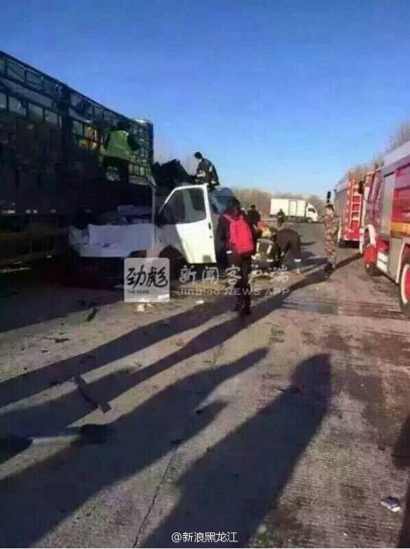 齐齐哈尔碾北公路龙江县车祸交通事故 客车追尾有伤亡