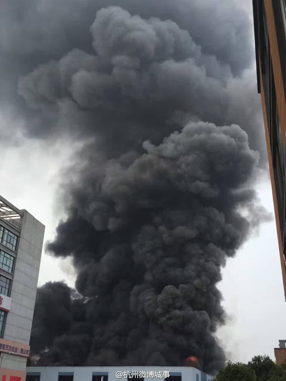 城北通益路金恒德市场着火发生火灾