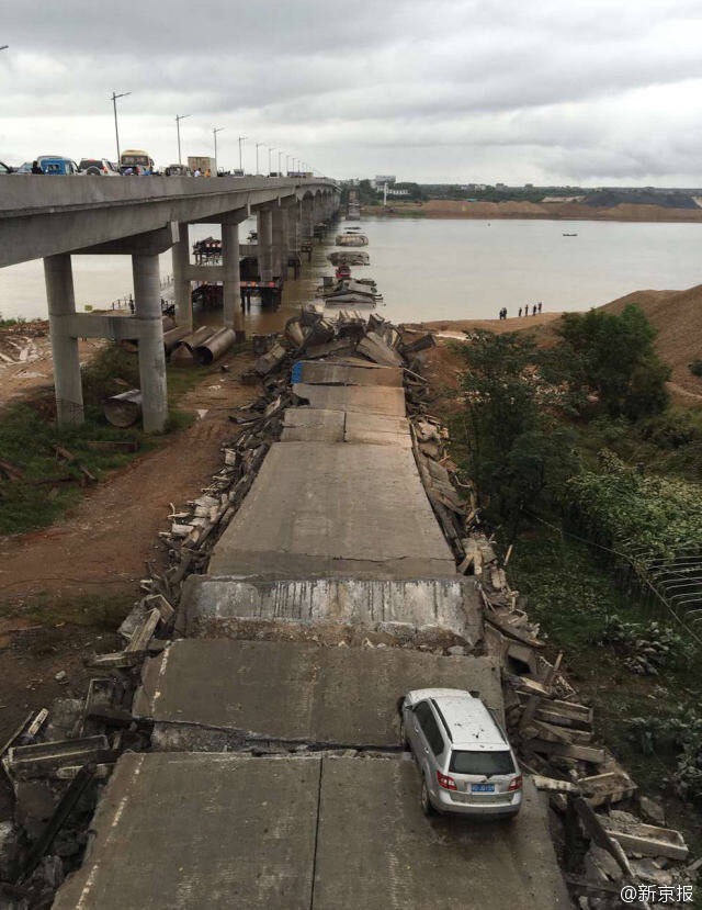 江西泰和县泰和大桥老桥拆除时发生坍塌
