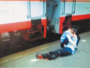 昌黎火车站河南90后实习警察为救卧轨者双腿被轧断