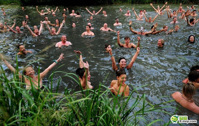 高清图—英国举办“秘密游泳” 望打破裸泳人数世界纪录