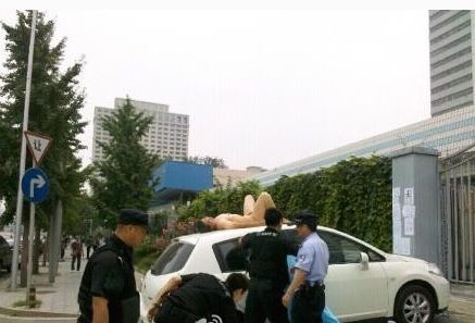 海淀区中华世纪坛中年女子裸体躺车顶