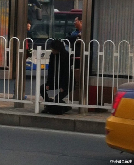 高清图—中关村科贸电子城一女子头颅被卡护栏